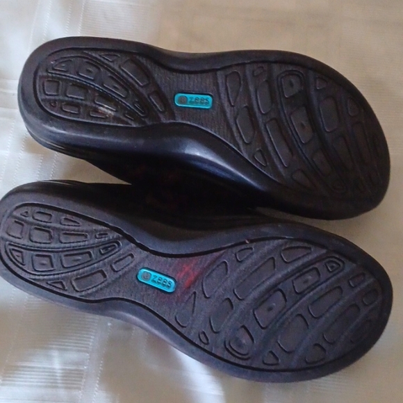 BZees, Womens, Red Floral Brocade Clogs Sz. 9.5 M. - Picture 6 of 7